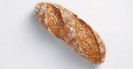 Kornspitz 70 gramm<br />A Kornspitz® Európa legsikeresebb márkás péksüteménye. Mintegy 20 évvel ezelőtt Ausztriában kidolgozott, magvas, fűszeres, rozsos péksüteményéből, a világ 59 országában, pékek ezrei, pontosan meghatározott receptúra szerint, naponta közel 4,5 millió darabot sütnek.

A Kornspitz® mindazonáltal sokkal több mint egy sikeres, ropogós márkás-péksütemény, mely különösen magas arányban tartalmaz értékes ballaszt-anyagokat.

A kedvelt, búzából készülő péksütemény nagy arányban tartalmaz gabonatöreteket, ezért van a Kornspitz® -nek nagyon nagy, több mint 6%-os élelmi rost tartalma – csaknem akkora, mint a teljes kiőrlésű kenyéré.

Értékes alapanyagok harmonikus keveréke teszi kedveltté a Kornspitz® -et mind az ínyencek, mind pedig a tápláléktudatos fogyasztók körében.